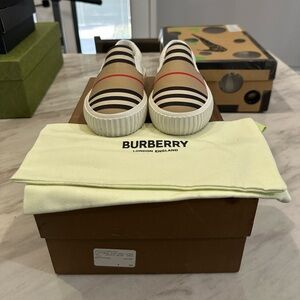 Burberry kids size 30
